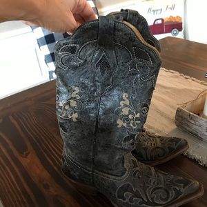 Black size 6 cowgirl boots / Corral